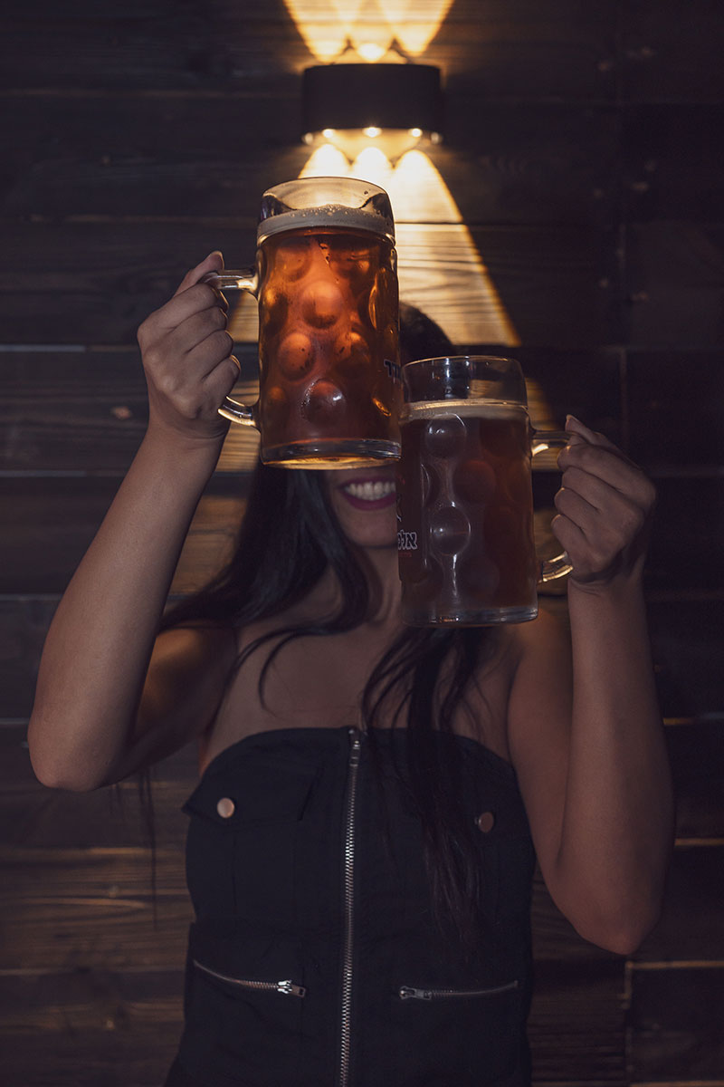 בחורה מחזיקה שתי כוסות בירה של ג'וני בר | JOHNNY-BAR בפתח תקוה
