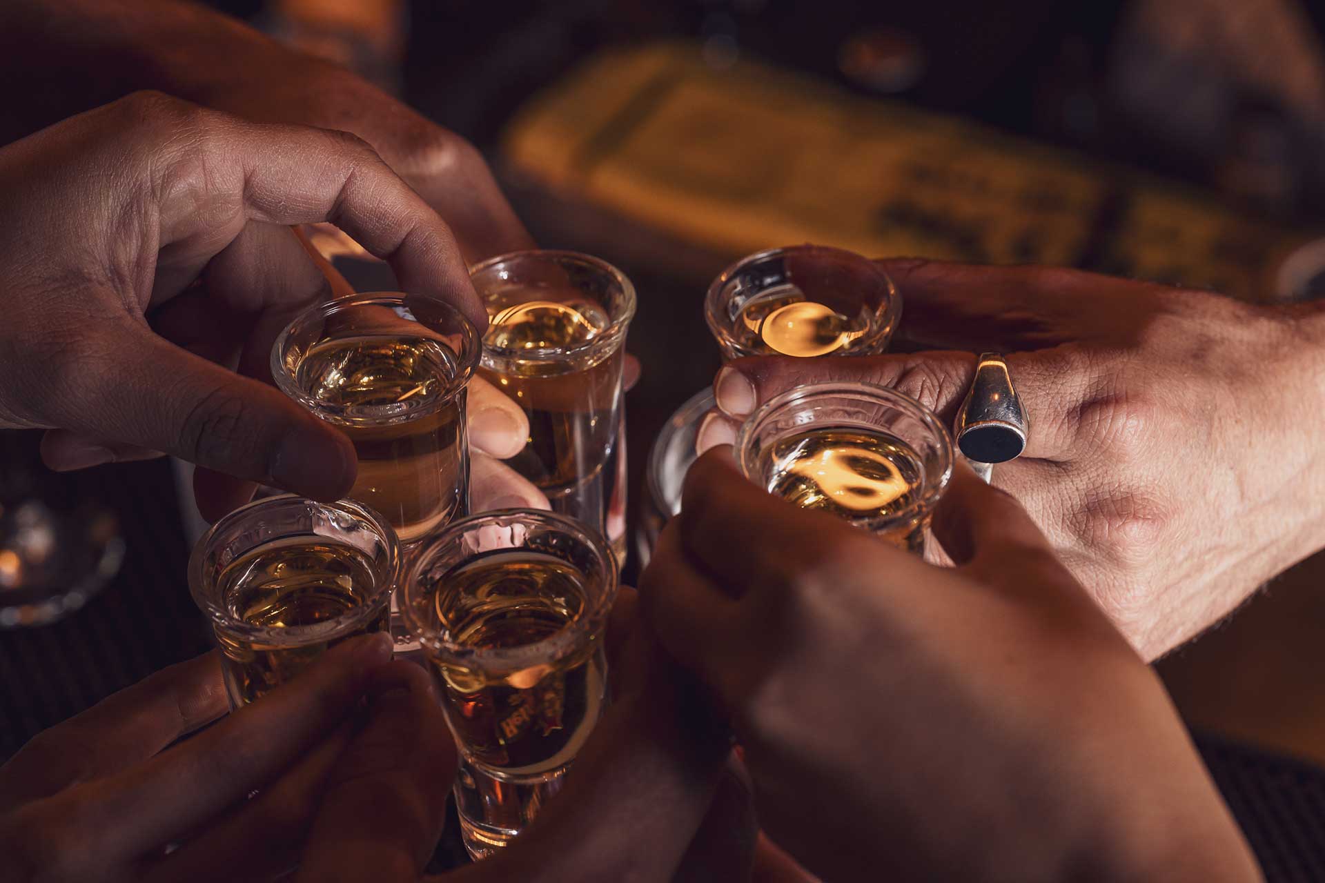 אנשים עושים לחיים עם צ'ייסרים בג'וני בר | JOHNNY-BAR בפתח תקוה